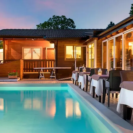 Glamping Villaggio Parco Dei Castagni 4 Stelle 몬테크레토