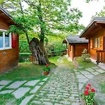 Glamping Villaggio Parco Dei Castagni 4 Stelle 4*